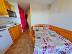 una cocina con mesa y mantel. en Appartement Les Saisies, 2 pièces, 4 personnes - FR-1-594-222, en Hauteluce