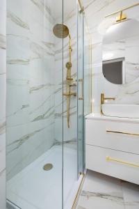 Ванна кімната в Beautiful One Bedroom Apartment Zamkowa by Rent like home