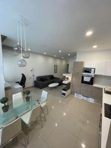 Swieqi : Central 3-Bed Apartment tesisinde mutfak veya mini mutfak