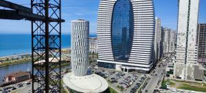 une vue aérienne d'une ville avec de grands immeubles dans l'établissement Orbi City Blok D, à Batoumi 2 autres photos
