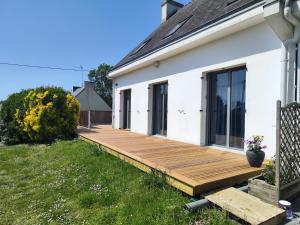 a wooden deck on the side of a house at Appartement Nature et Mer. in Moëlan-sur-Mer