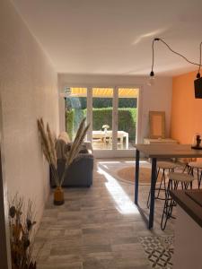 a living room with a table and a dining room at Arzon maisonnette proche plage Kerkarin in Arzon
