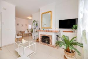 Μια τηλεόραση ή/και κέντρο ψυχαγωγίας στο VT Villa Carmelo 3BDR Private Pool