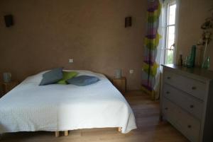 Una cama o camas en una habitación de Le Coq à l'Ane
