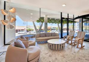 Гостиная зона в Hotel & Spa S'Entrador Playa