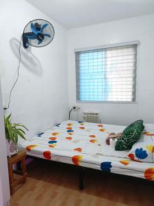 1 dormitorio con 1 cama grande en una habitación en Amigas Lodge Transient, en San Felix