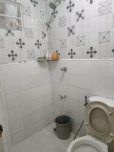 uma pequena casa de banho com WC e chuveiro em Amigas Lodge Transient em San Felix