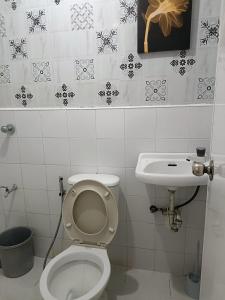 uma casa de banho com um WC e um lavatório em Amigas Lodge Transient em San Felix