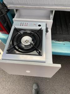 un tocadiscos con un CD en un cajón en CamperTF - old but lovable mini caravans in Tenerife, en El Médano