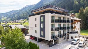 eine Luftansicht eines Hotels mit Parkplatz in der Unterkunft Hotel Alpenkönigin in See