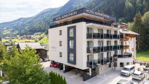 z góry widok na hotel z parkingiem w obiekcie Hotel Alpenkönigin - Sommer Silvretta Premium Card inklusive w mieście See