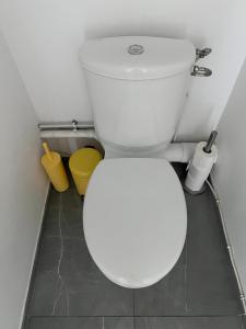 La salle de bains est pourvue de toilettes blanches. dans l'établissement Design Apartment Disneyland Paris, à Chessy