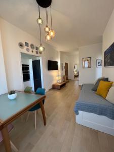 a living room with a bed and a dining room at Appartamento da Francesca in Casalecchio di Reno