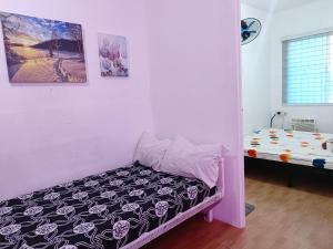 um pequeno quarto com uma cama e um pequeno quarto em Amigas Lodge Transient em San Felix