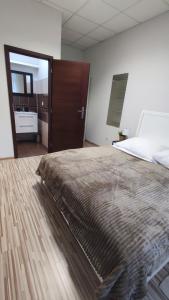 una camera con un grande letto e un bagno di Apartmán RADKA a Zvolen