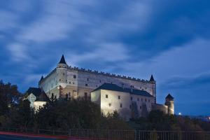 un grande castello in cima a una collina di Apartmán RADKA a Zvolen