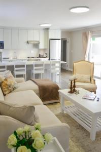 Køkken eller tekøkken på Ocean Pearl Hermanus - 5 Bedrooms