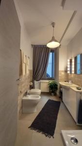 a large bathroom with two sinks and two toilets at Casa Vincenti in Orvieto