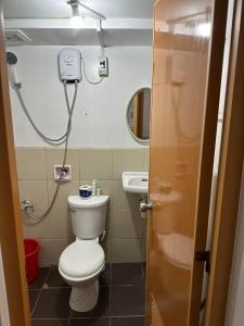 y baño con aseo y ducha. en Cebu City Studio Condo Unit-WIFI-A/C-Hot Shower-(U302) en Cebú
