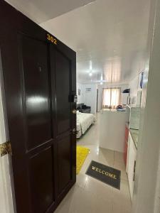 una puerta negra con una señal de bienvenida en una habitación en Cebu City Studio Condo Unit-WIFI-A/C-Hot Shower-(U302) en Cebú