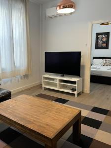 Televízia a/alebo spoločenská miestnosť v ubytovaní ISG Apartments Casa Virginia-Alameda