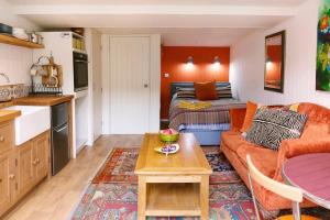 ein Wohnzimmer mit einem Sofa und einem Tisch in der Unterkunft The Garden Room in Knighton