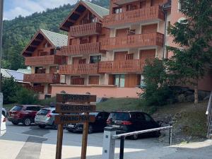 a sign in a parking lot in front of a building at Studio Valloire, 1 pièce, 4 personnes - FR-1-263-486 in Valloire