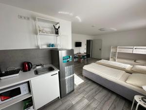 a small room with a bed and a kitchen at Neubau für 4 Personen Eigene küche und Bad Netflix Spätere Check in in Nuremberg