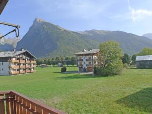 un gran campo con edificios y montañas en el fondo en Appartement Samoëns, 3 pièces, 6 personnes - FR-1-629-57 en Samoëns