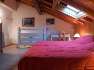1 dormitorio con 1 cama con colcha roja en Appartement Samoëns, 3 pièces, 6 personnes - FR-1-629-57 en Samoëns