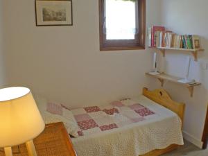 een kleine slaapkamer met een bed en een raam bij Studio Samoëns, 1 pièce, 4 personnes - FR-1-629-86 in Samoëns