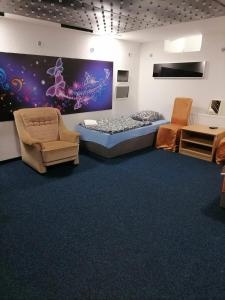 カルロヴィ・ヴァリにあるApartment Karlovy Varyのベッドルーム1室(ベッド1台、デスク、椅子付)