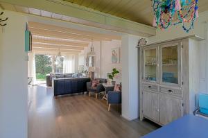ein Wohnzimmer mit einem Sofa und einem Esszimmer in der Unterkunft Vakantiehuis Heideblick - car-free park - Callantsoog in Callantsoog