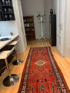 una camera con un tappeto rosso su un pavimento in legno di Budapest, Graf Teleki Laszlo Appartement a Budapest