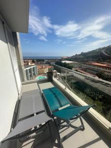 balkon z leżakiem i basenem w obiekcie Ocean SC Apartment w mieście Santa Cruz