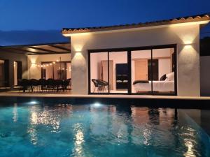 Bazén v ubytování Villa de luxe en Provence Piscine Chauffée nebo v jeho okolí + 23 fotografií