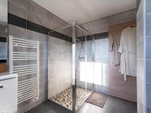 eine Dusche mit Glastür im Badezimmer in der Unterkunft AZALEE - Parking gratuit - Terrasse couverte - Proche transport - Tout équipé in Nancy