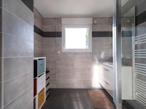 ein Badezimmer mit Waschbecken und Fenster in der Unterkunft AZALEE - Parking gratuit - Terrasse couverte - Proche transport - Tout équipé in Nancy + 7 Fotos