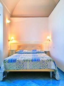 1 dormitorio con 1 cama de color azul en Casa Vacanze La Rosa Del Mare en Amalfi