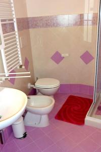 uma casa de banho roxa com um WC e um lavatório em Casa Vacanze La Rosa Del Mare em Amalfi