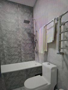La salle de bains est pourvue d'une douche, de toilettes et d'un lavabo. dans l'établissement usjwjeeu, à Yakkasaray