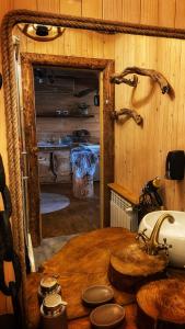 een kamer met een tafel, een wastafel en een spiegel bij Gorący Potok Apartamenty in Szaflary