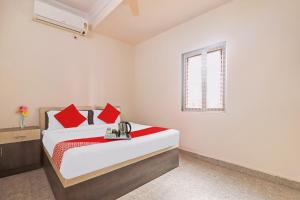 Giường trong phòng chung tại OYO 89590 GS International Near ANU WINE SHOP