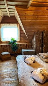 a bedroom with two beds in a log cabin at Gorący Potok Apartamenty in Szaflary