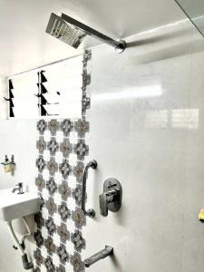 uma casa de banho com uma cortina de chuveiro e um lavatório em 2BHK Chandra Jyoti Villa NIT Garden Nagpur em Nagpur