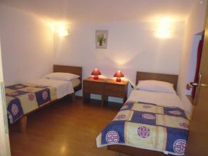 Postel nebo postele na pokoji v ubytování Apartments Jadranka Povile
