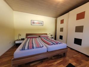 um quarto com duas camas num quarto em Ferienwohnung Halle em Halle