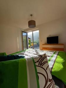 1 dormitorio con 1 cama y TV en Egon's Home - Urlauben in Top Lage, en Sankt Jakob in Haus
