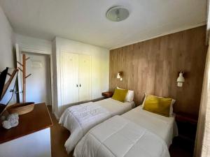 Zimmer mit 2 Betten und einem Tisch in der Unterkunft Puerta Azul in Punta del Este