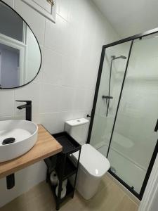 y baño con lavabo, aseo y ducha. en Acogedor Apartamento Casco Histórico de Tarazona en Tarazona de Aragón